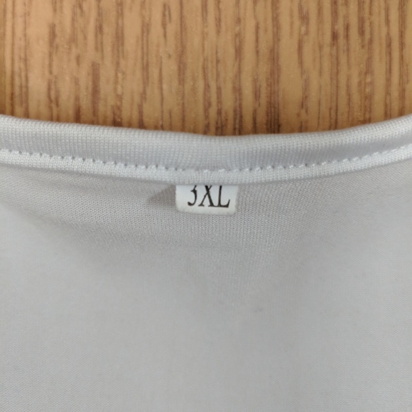 White peekaboo shoulder top - Picture 3 of 3